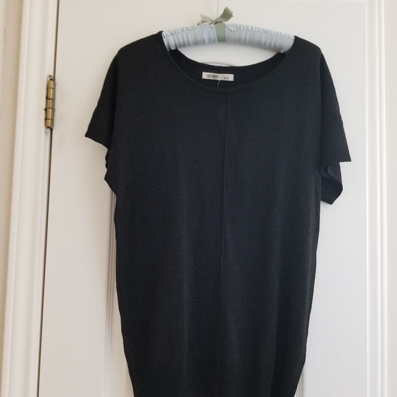Black top - Picture 1 of 2